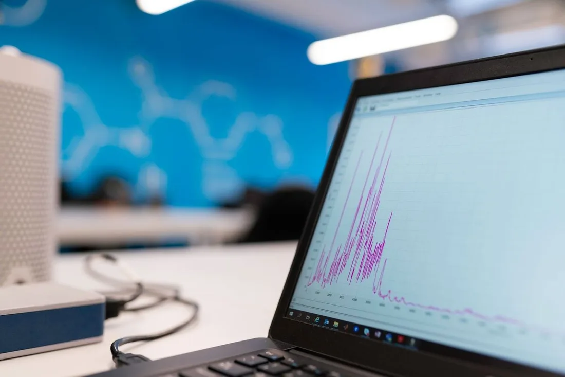Grafik data pada layar laptop