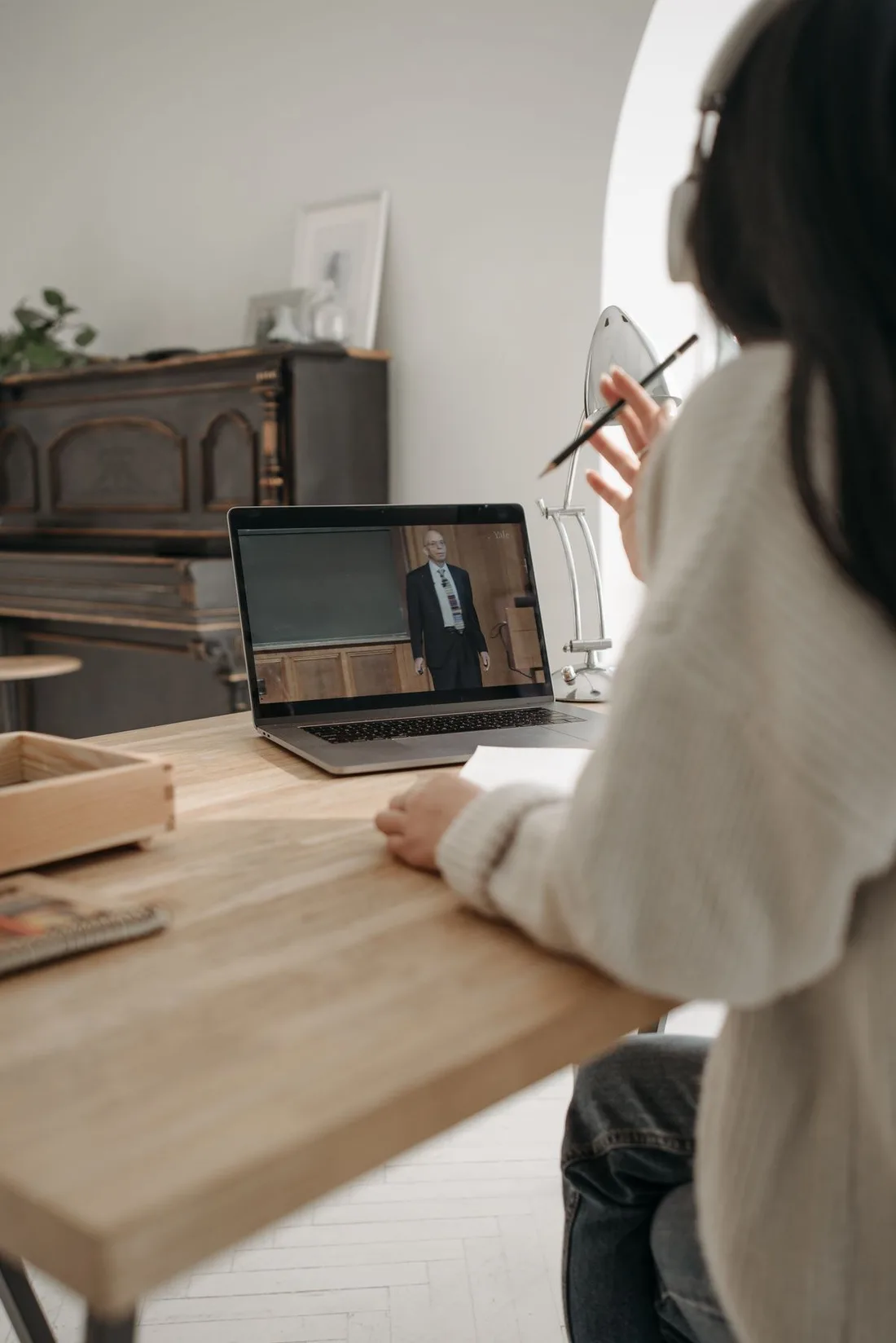 Orang dewasa mempelajari materi melalui laptop