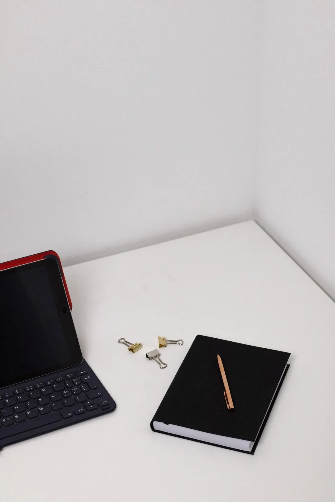 Buku catatan dan tablet di meja