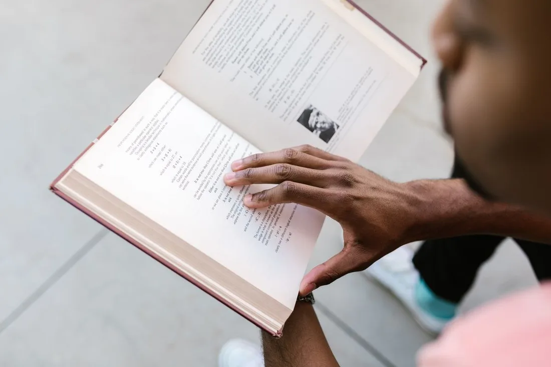 Buku terbuka untuk membaca informasi dengan teliti